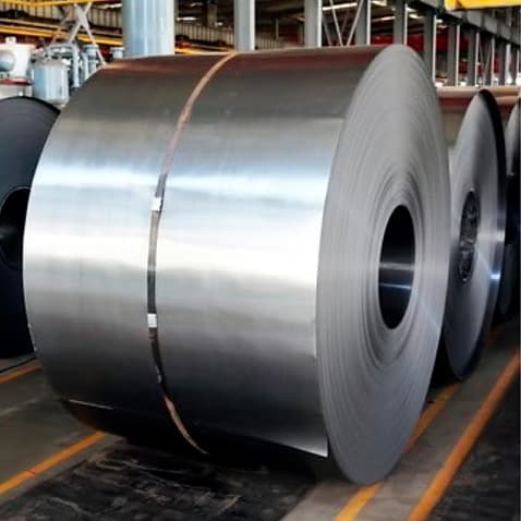 Gulungan besar baja canai dingin (Plat SPHC) industrial dengan permukaan halus dan mengkilap, diikat dengan tali logam di dalam pabrik.